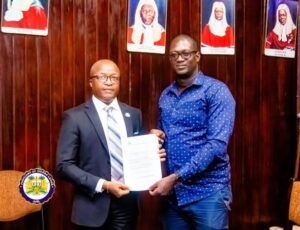 Chief Justice Komba Kamanda (left) poses with the chairman, Guild of Newspaper Editors Thomas Dixon | The Calabash Newspaper